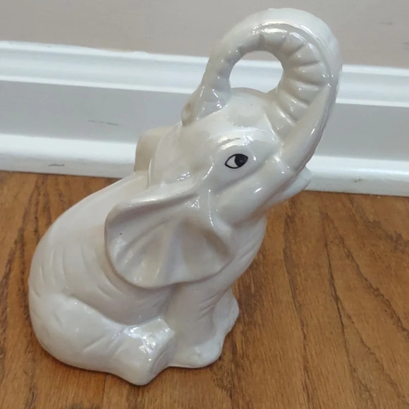 Vintage White Porcelain Elephants Made in Brazil Set of 3 - Picture 6 of 12